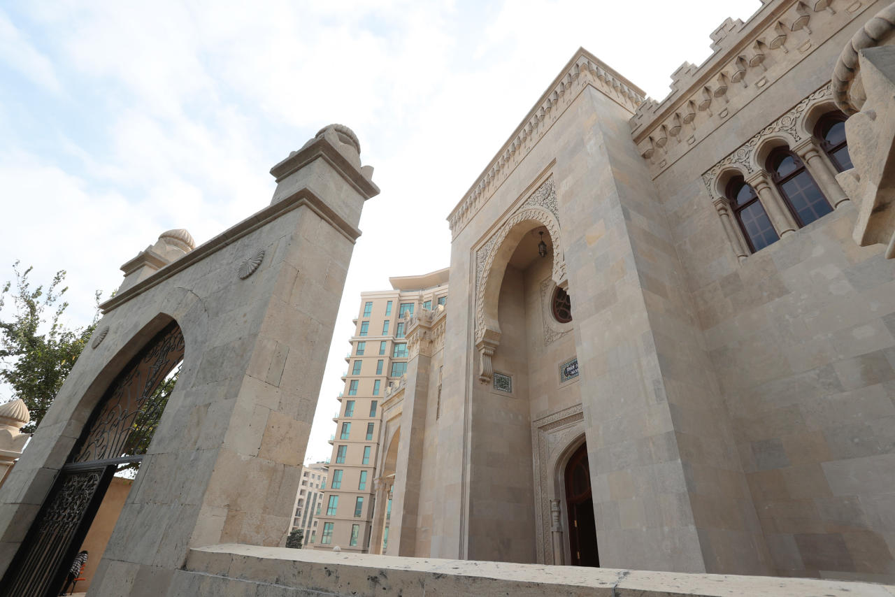 Первый вице-президент Мехрибан Алиева приняла участие в открытии после реставрации мечети Имама Хусейна
