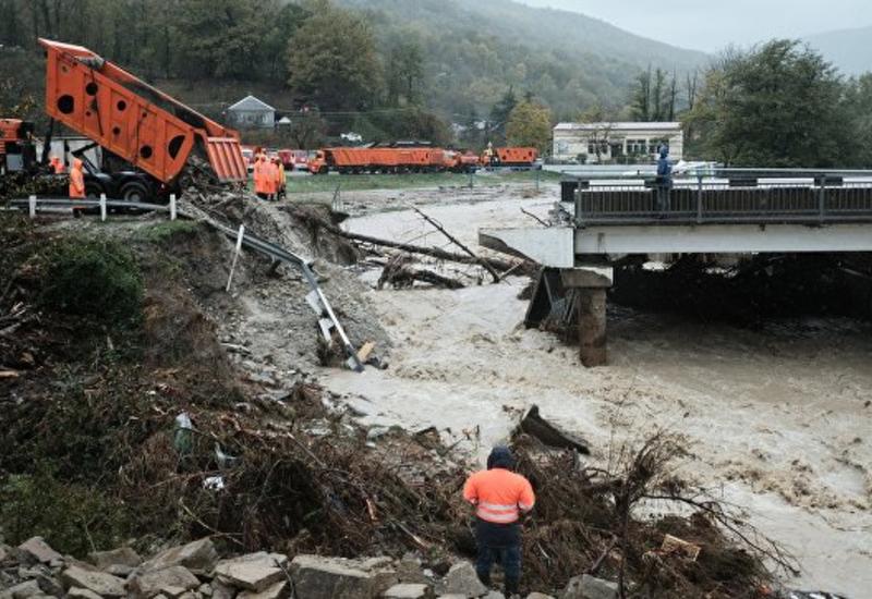 Число пострадавших в результате наводнения и схода селей в России растет
