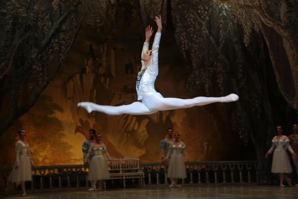 Волшебное «Озеро» на сцене Театра оперы и балета