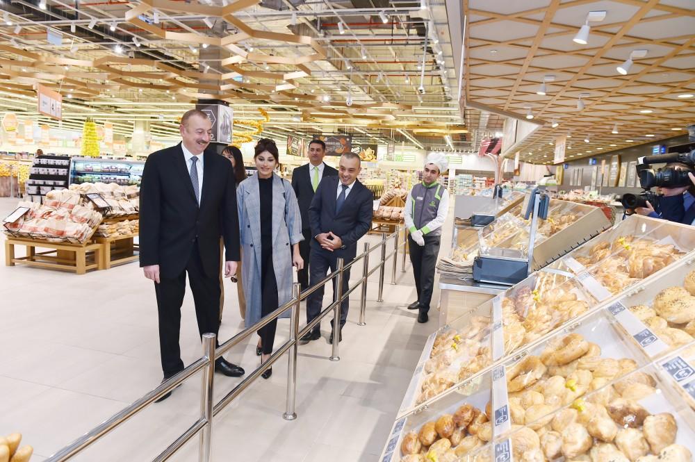 Президент Ильхам Алиев и Первая леди Мехрибан Алиева приняли участие в открытии нового гипермаркета “Bravo”