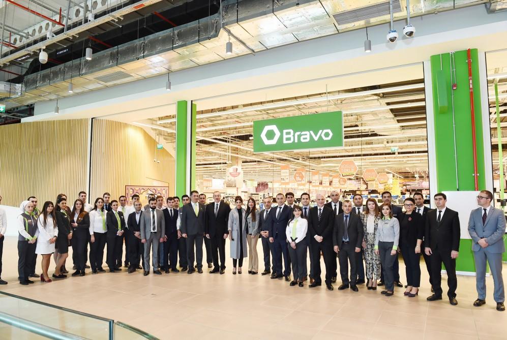 Президент Ильхам Алиев и Первая леди Мехрибан Алиева приняли участие в открытии нового гипермаркета “Bravo”