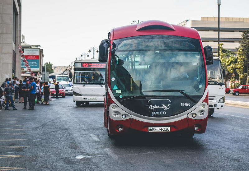 В Баку Opel столкнулся с автобусом "Baku Bus",