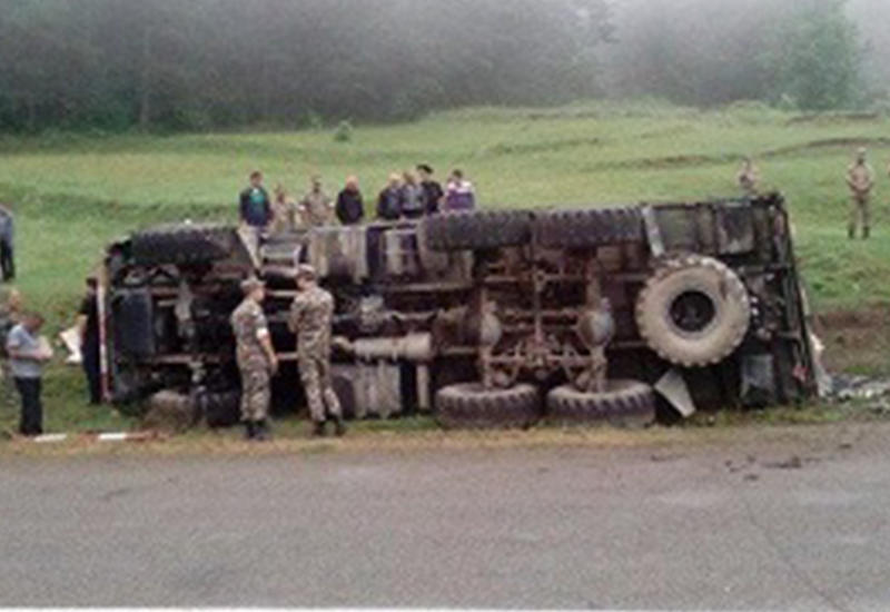 В Армении перевернулся военный грузовик, есть погибшие