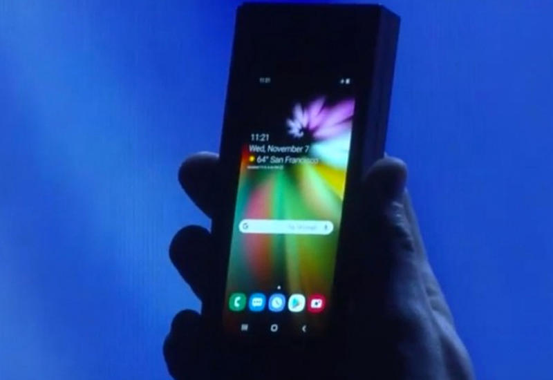 Samsung показала сгибающийся пополам смартфон