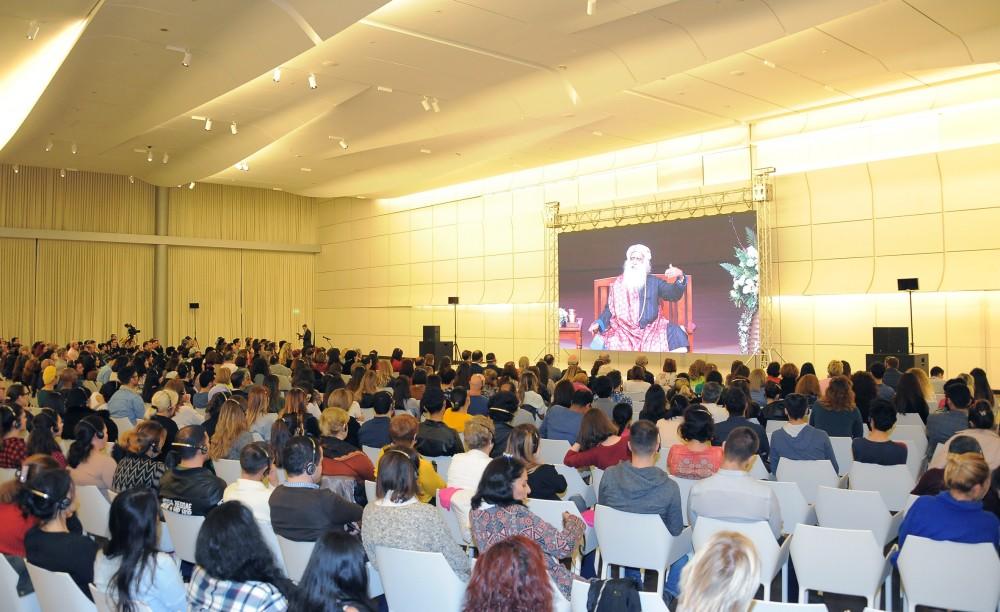 Вице-президент Фонда Гейдара Алиева Лейла Алиева приняла участие в лекции всемирно известного йогина Садхгуру