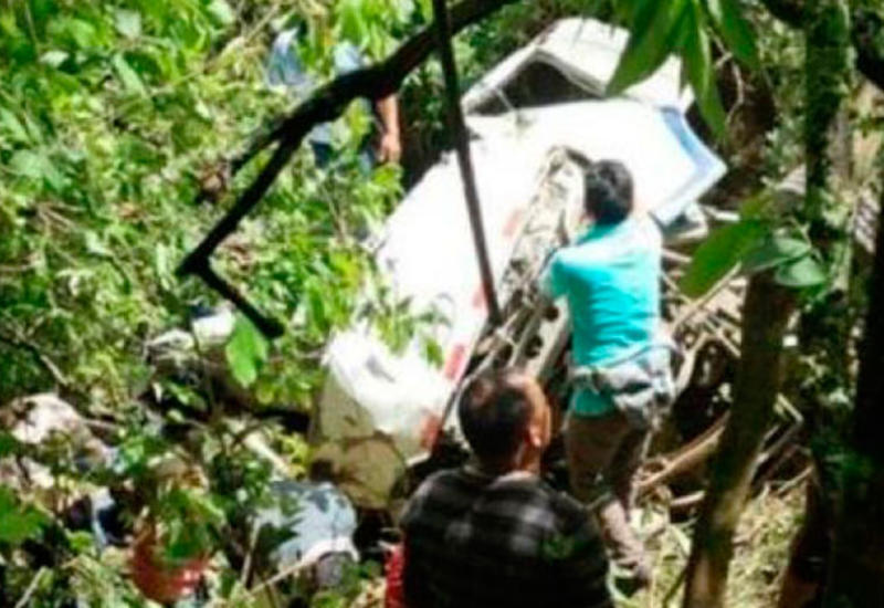 Автобус с футбольной командой упал в пропасть в Перу
