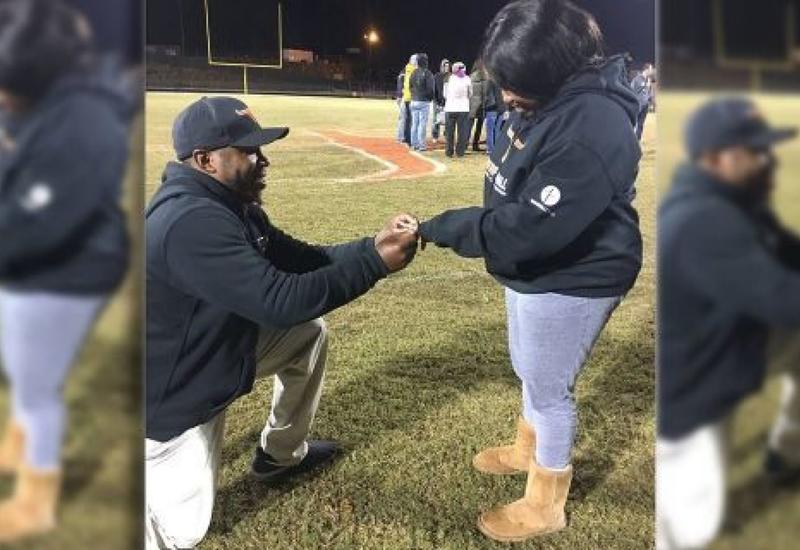Игроки помогли тренеру сделать предложение его возлюбленной