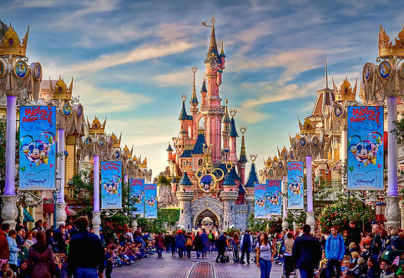 Американцу запретили посещать парки развлечения Disney