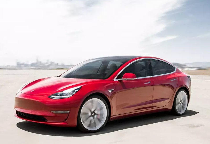 Tesla Model 3 Ferrari'dən daha tez gedir - VİDEO