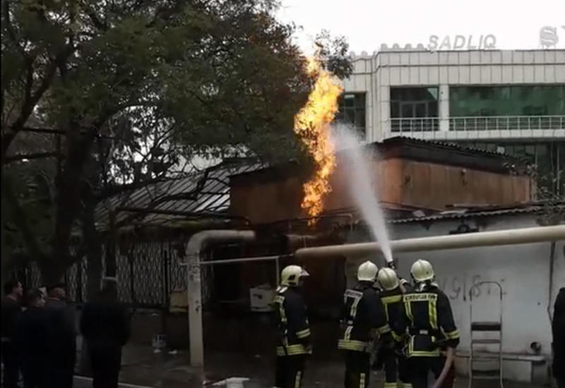 В Баку произошел сильный пожар из-за утечки газа <span class="color_red">- ВИДЕО</span>