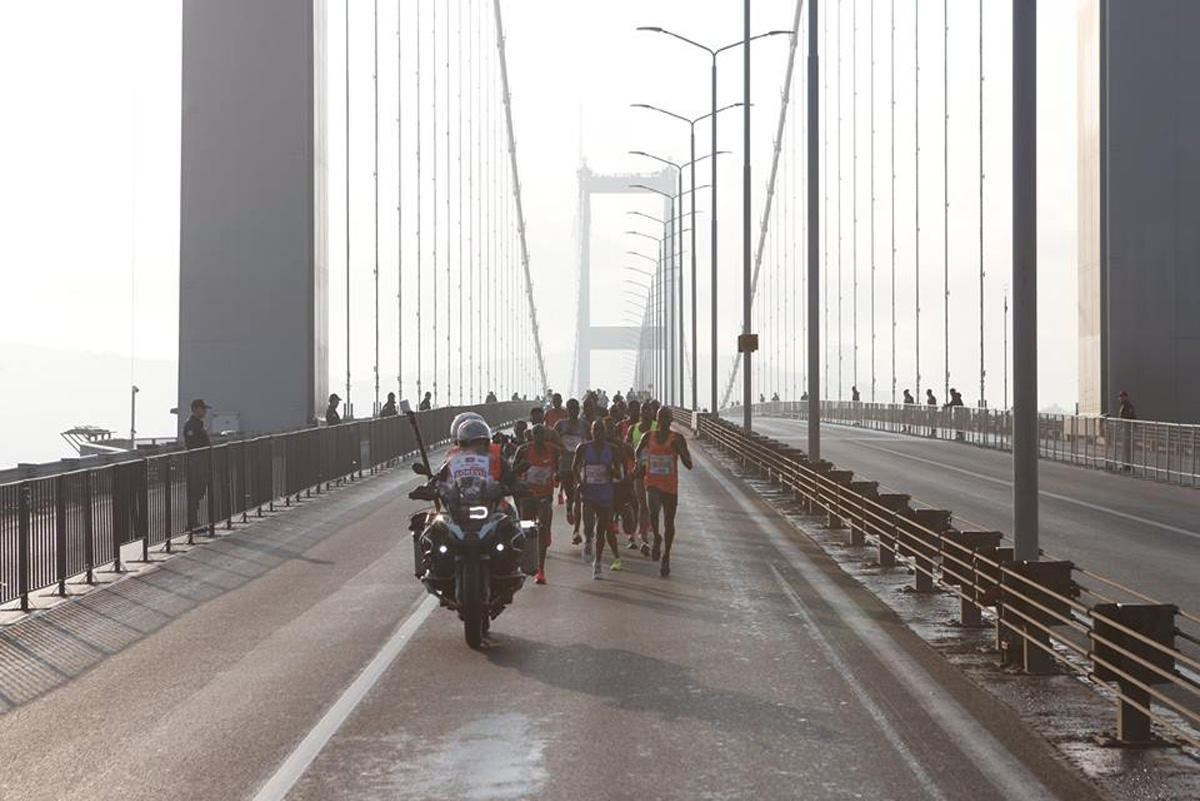 Азербайджанка пробежала по Босфорскому мосту и установила рекорд