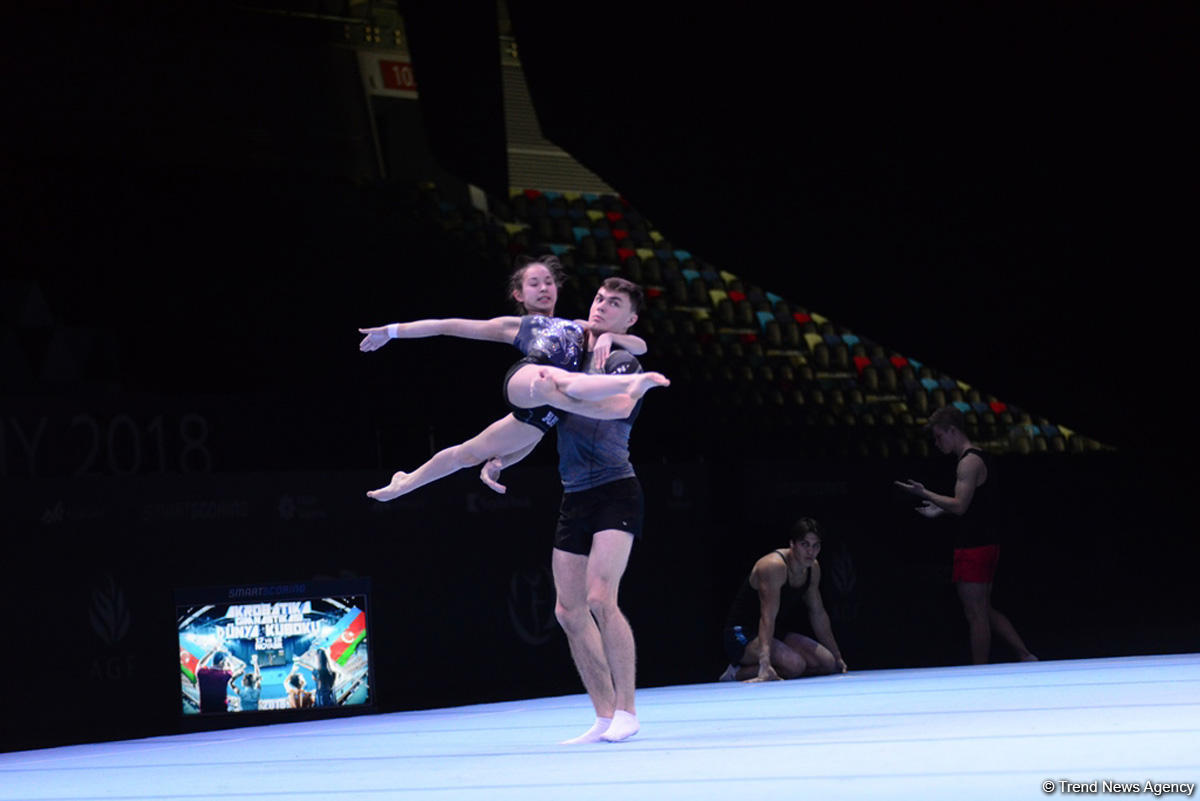 В Национальной арене гимнастики проходят подиумные тренировки участников Кубка мира по акробатической гимнастике в Баку