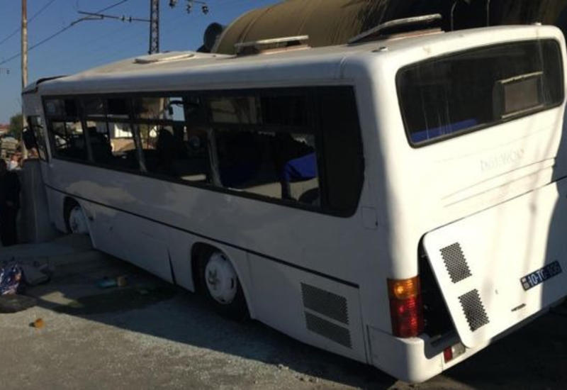 160 saylı avtobus qatarla toqquşmaqdan son anda qurtuldu <span class="color_red">- RƏSMİ</span>