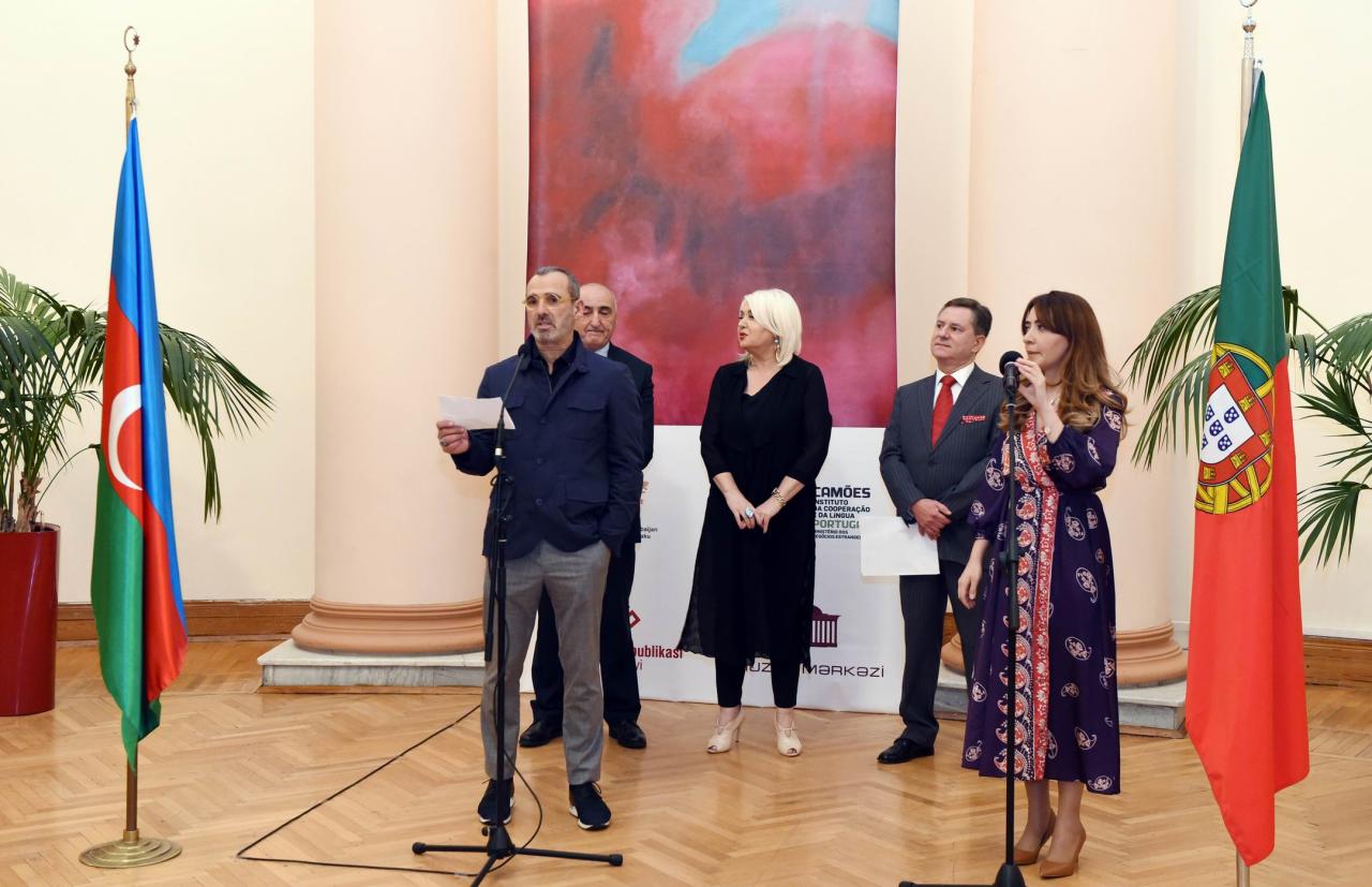 В Азербайджане проводится выставка известного португальского художника Карлоса Моты