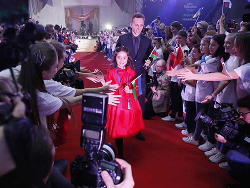 “Eurovision”un rəsmi açılışı oldu - Fidan qırmızı xalçada