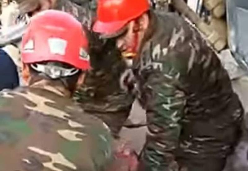 Спасение пострадавшего от взрыва в Гяндже