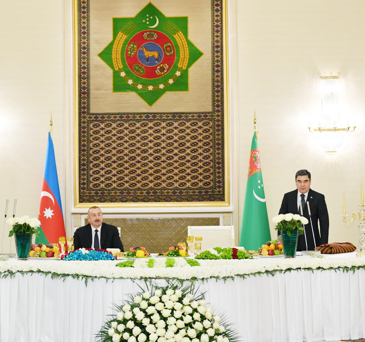 От имени Президента Туркменистана устроен официальный прием в честь Президента Ильхама Алиева