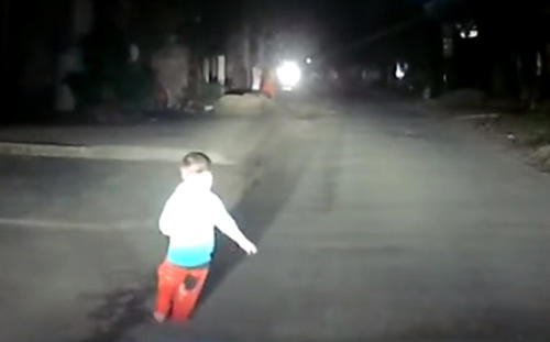 Мальчик решил пробежаться по ночной дороге и чуть не попал под машину
