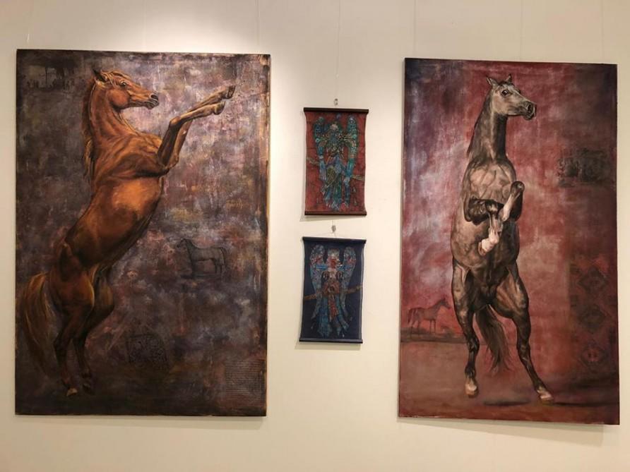 В Финляндии состоялась выставка картин Даце Штраус «Карабахские скакуны»