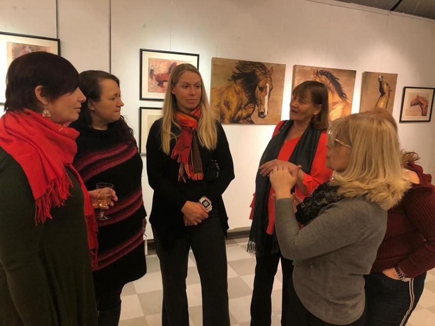 В Финляндии состоялась выставка картин Даце Штраус «Карабахские скакуны»