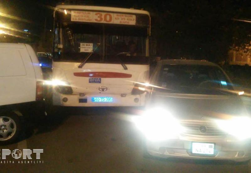 В Баку маршрутный автобус попал в аварию