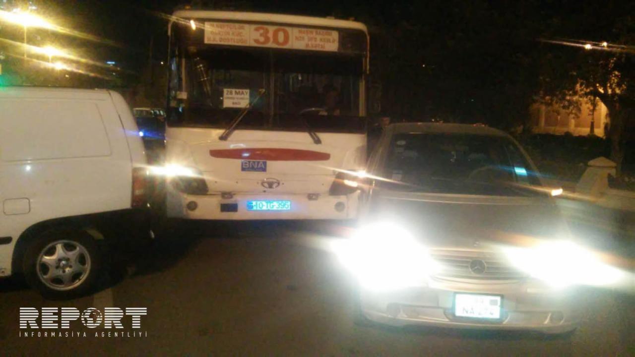 В Баку маршрутный автобус попал в аварию