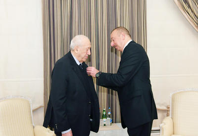 Президент Ильхам Алиев вручил орден «Эмек» Таиру Салахову <span class="color_red">- ФОТО</span>