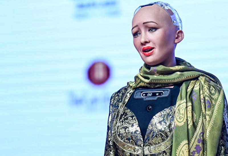 Робот София показала миру азербайджанскую национальную одежду