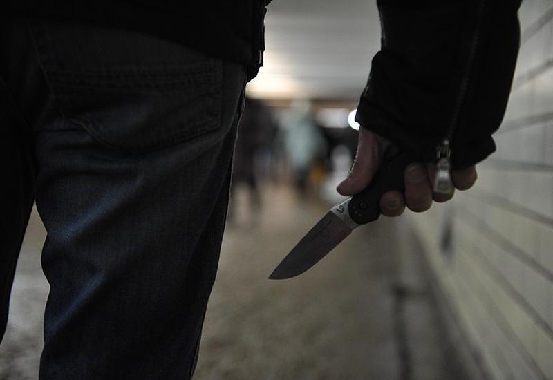 Ограбивший магазин мужчина ударил ножом полицейского и был убит ответным огнем