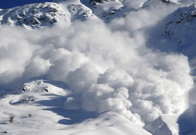 Семь лыжников попали под лавину в горах Карачаево-Черкесии