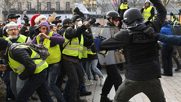 Протестные акции в Париже: задержаны сотни, десятки раненых