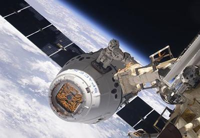 Американский грузовой корабль Dragon прибыл на МКС