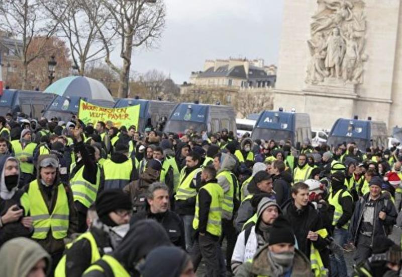 В Париже участники протестов громят магазины и сражаются с полицией