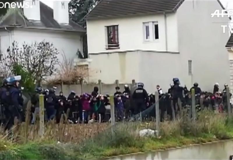 Французская полиция поставила старшеклассников на колени