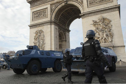 Париж в хаосе: протестуют десятки тысяч, задержаны сотни, есть раненые