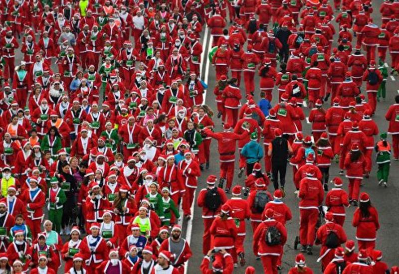 В Испании тысячи Санта-Клаусов устроили забег в поддержку борьбы с раком