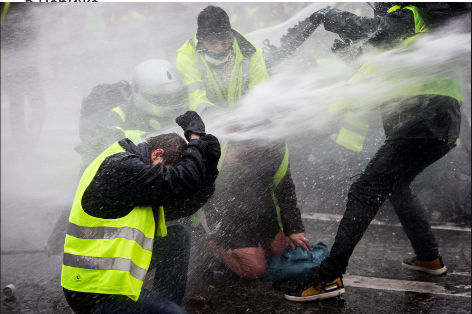 Страх и ненависть в Париже: полиция жестоко разгоняет протестующих