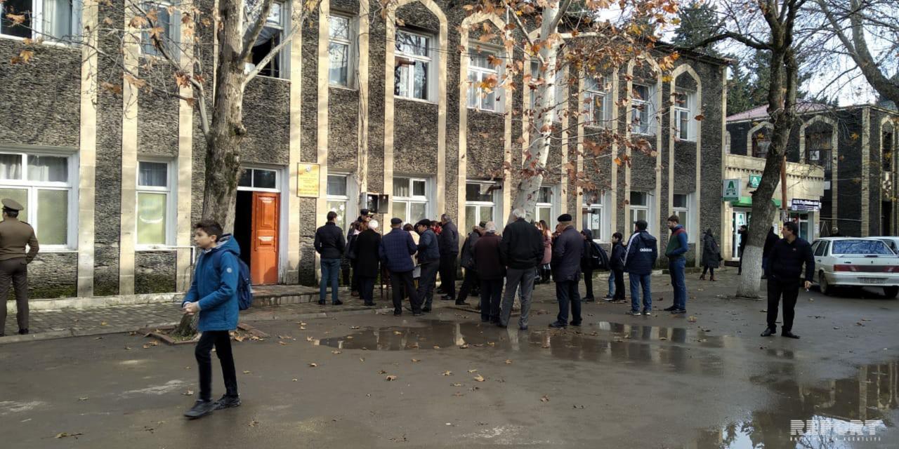В Азербайджане произошел сильный пожар в музыкальной школе, есть пострадавшие