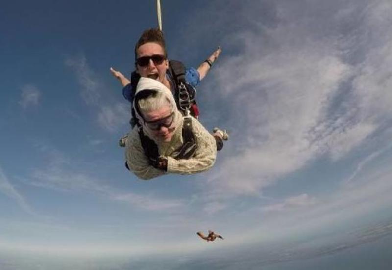 102-летняя австралийка прыгнула с парашютом
