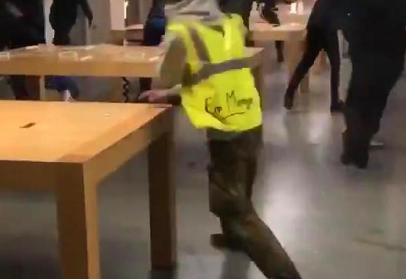 Во Франции толпа протестующих ограбила Apple Store <span class="color_red">- ВИДЕО</span>