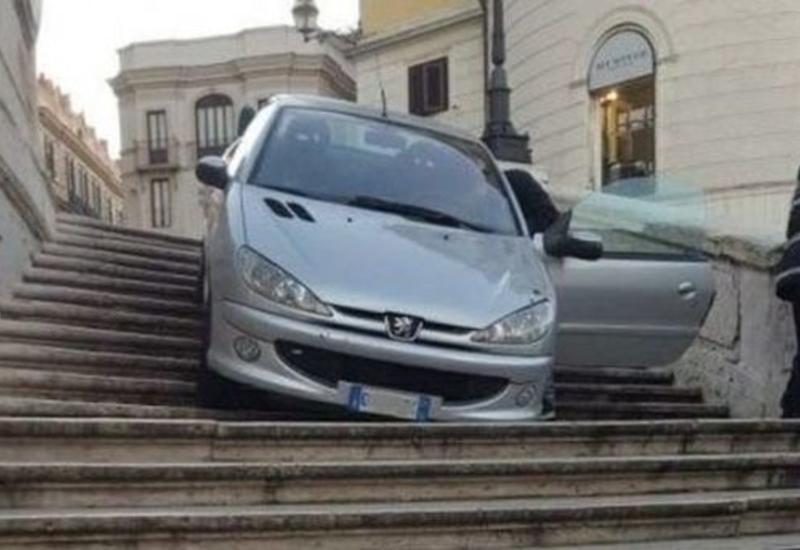 В Риме пьяный водитель съехал на машине по ступеням Испанской лестницы