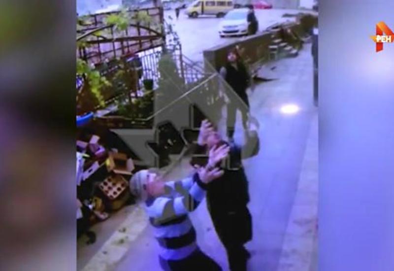 Камера сняла, как прохожие в Махачкале поймали выпавшую из окна девочку