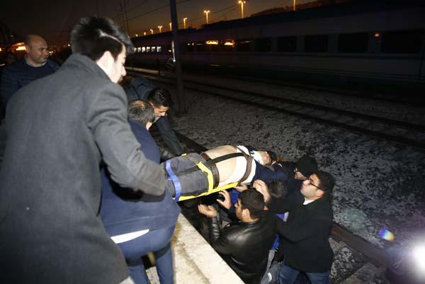 В Турции поезд сошел с рельсов: есть погибшие, много раненых