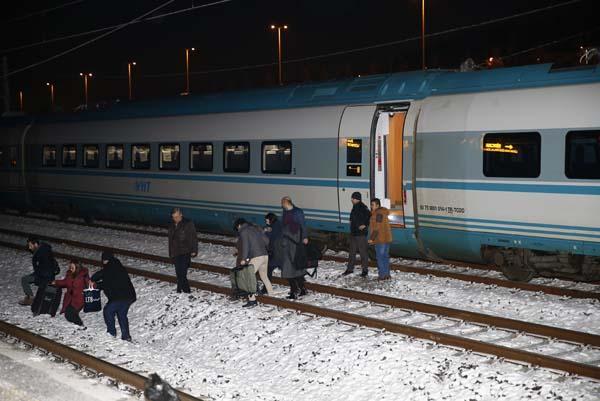 В Турции поезд сошел с рельсов: есть погибшие, много раненых