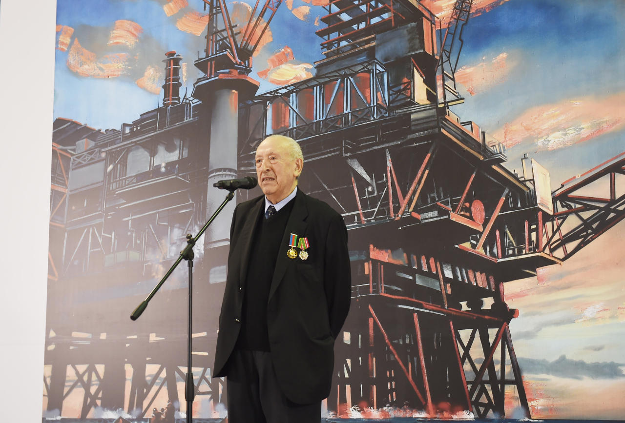 В Бакинском Экспо-центре открылась выставка в связи с 90-летним юбилеем всемирно известного художника Таира Салахова