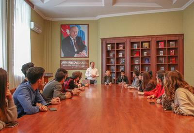 Участники "UNEC Business Conversation Club" видят AccessBank в качестве свого будущего места работы <span class="color_red">- ФОТО</span>