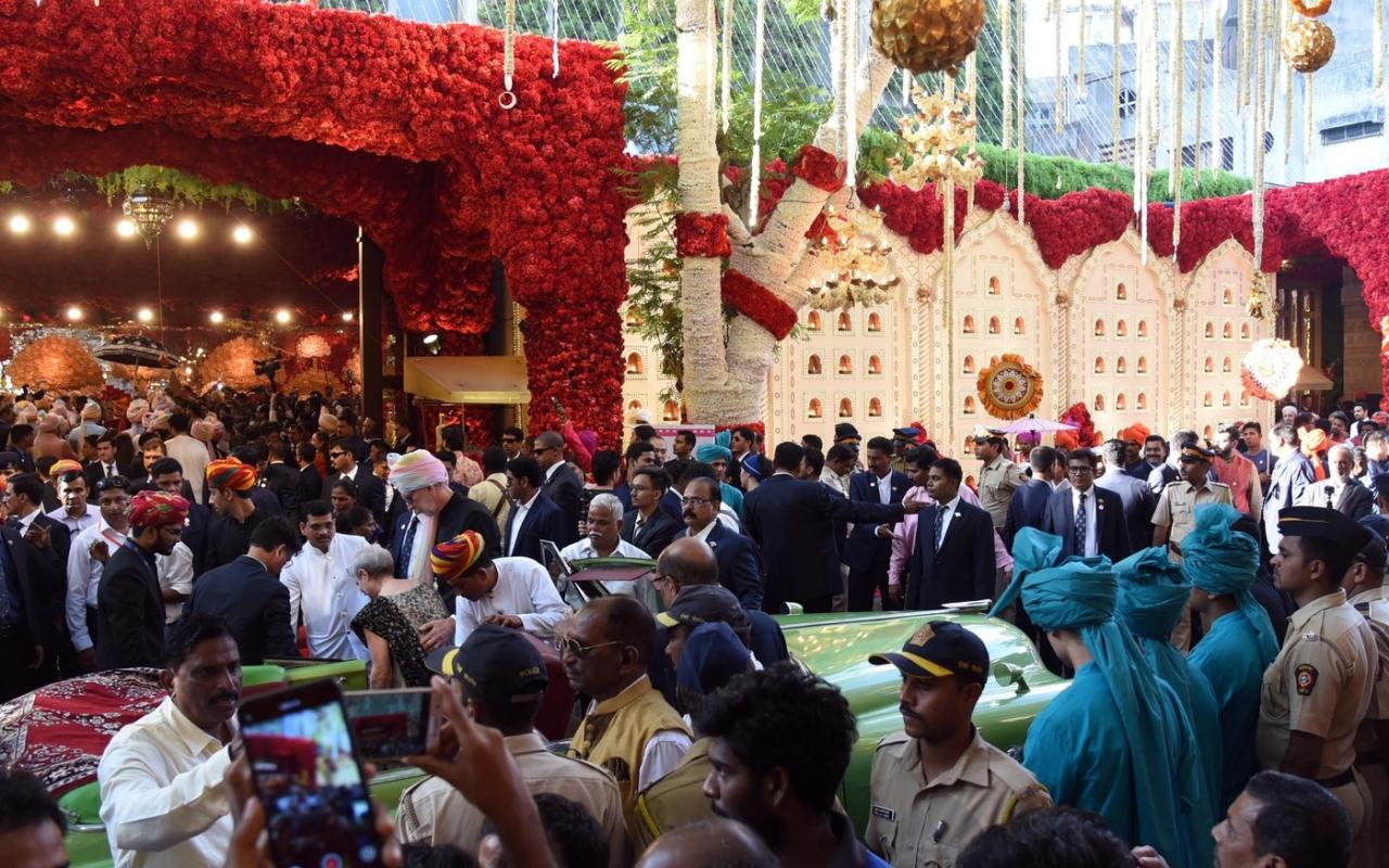 Свадьба сына индийского миллиардера. Амбани Индия свадьба. Свадьба индийского миллиардера. Свадьба самого богатого человека в Индии. Самая богатая свадьба в Индии.