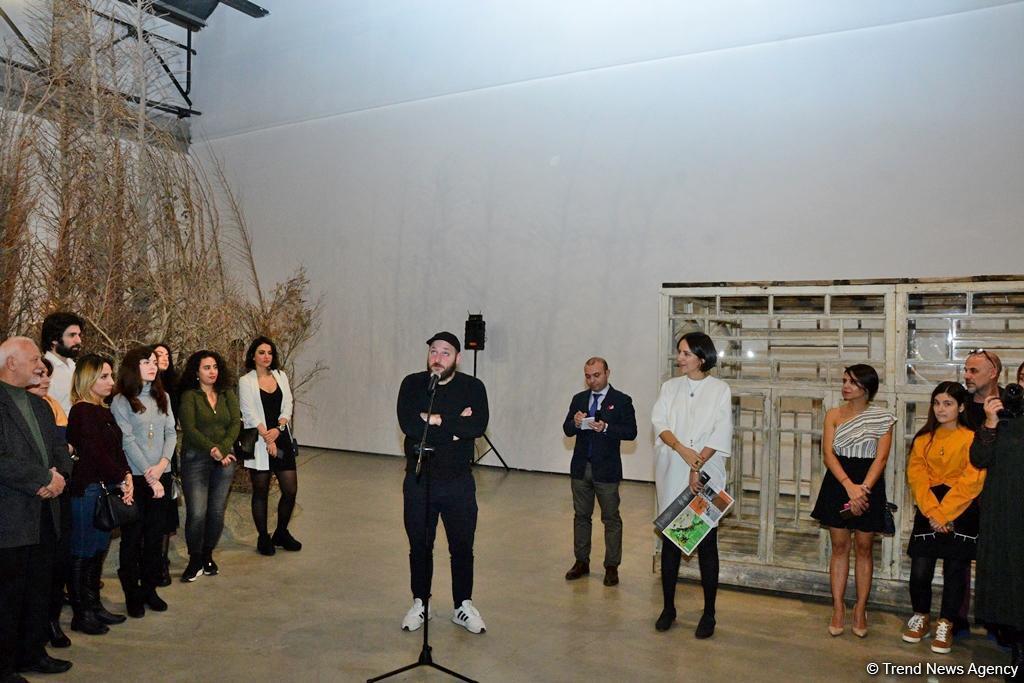 YARAT представил выставку грузинского художника Важико Чачхиани "Мухи кусаются к дождю"