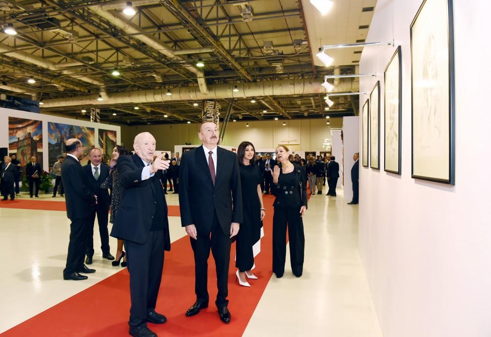 Президент Ильхам Алиев и Первая леди Мехрибан Алиева ознакомились с выставкой, посвященной 90-летнему юбилею народного художника Таира Салахова