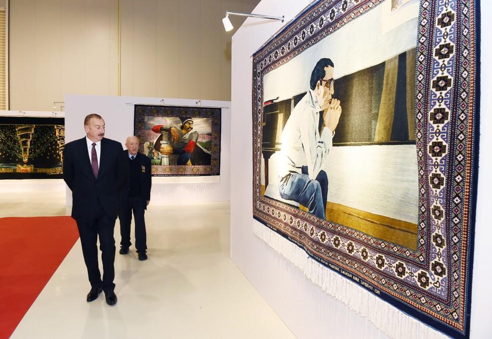 Президент Ильхам Алиев и Первая леди Мехрибан Алиева ознакомились с выставкой, посвященной 90-летнему юбилею народного художника Таира Салахова